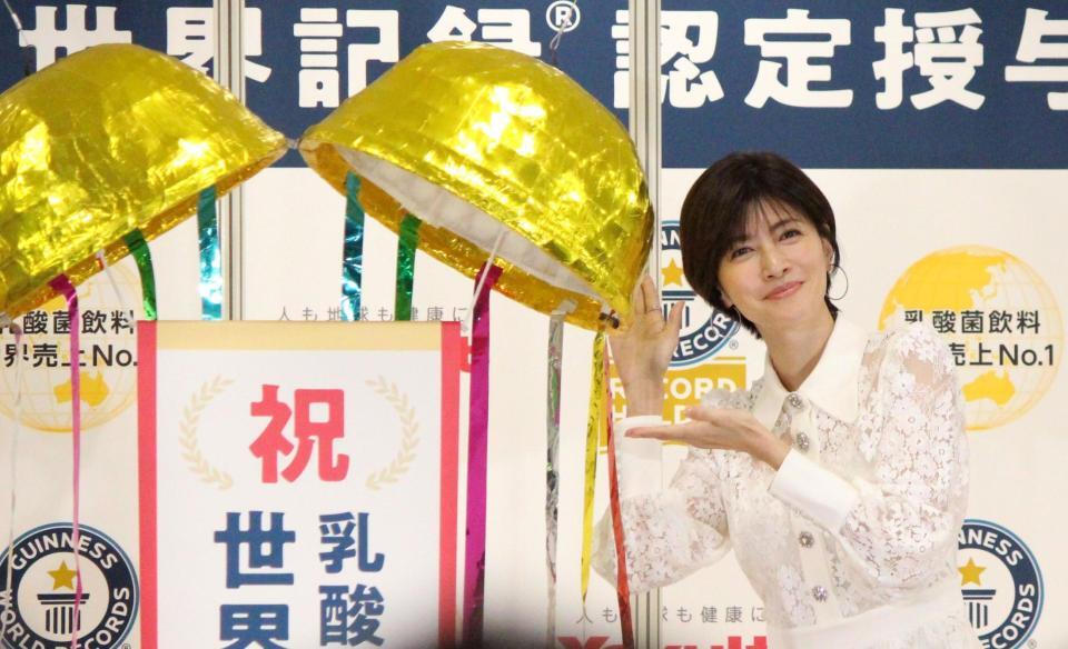 　くす玉を割った内田有紀