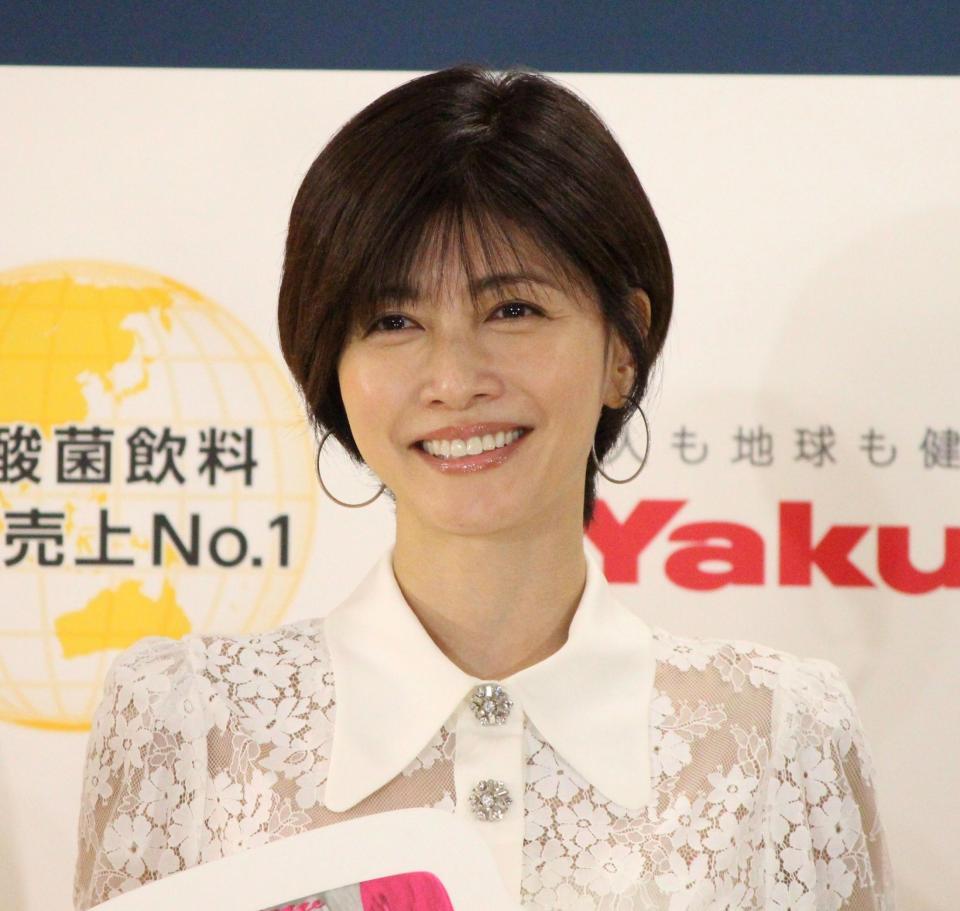 　笑顔を見せる内田有紀