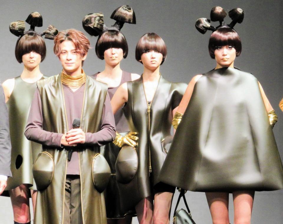 　「きのこの山」をイメージしたファッションに身を包む森崎ウィンらモデルたち