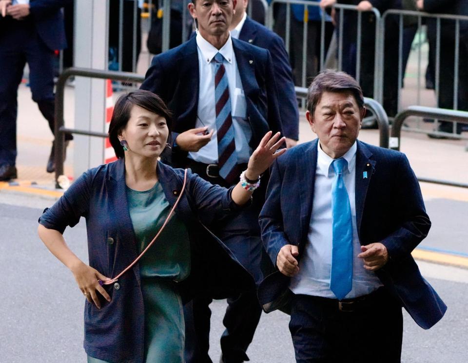 　自民党の鈴木貴子氏（左）と茂木敏充氏＝９月、東京・秋葉原