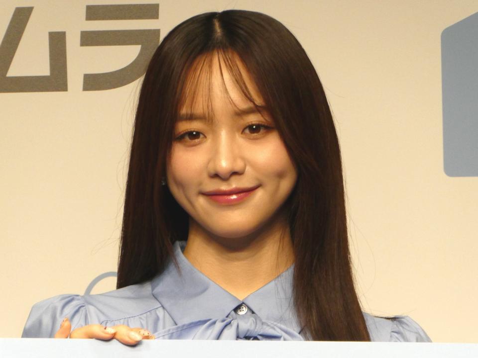 　写真撮影に応じる森香澄