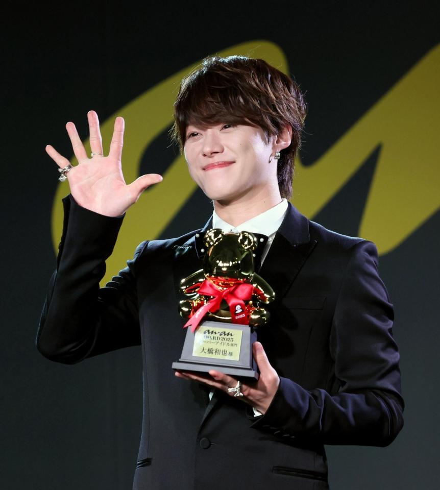 　トロフィーを手に笑顔を見せるなにわ男子・大橋和也（撮影・石井剣太郎）