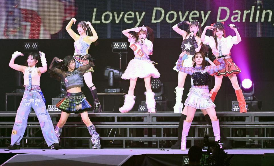 　息の合ったダンスを見せるＯＣＨＡ　ＮＯＲＭＡ（撮影・持木克友）