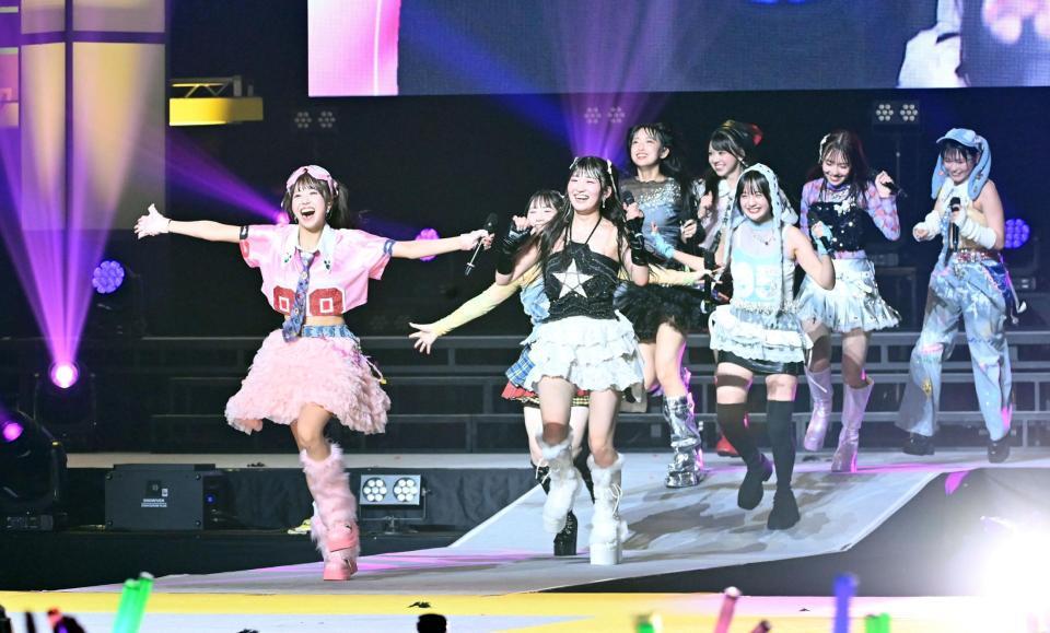 　センターステージに駆け出すＯＣＨＡ　ＮＯＲＭＡ（撮影・持木克友）