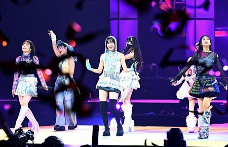 　キャノン砲からテープが放出された中歌うＯＣＨＡ　ＮＯＲＭＡ（撮影・持木克友）