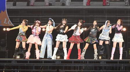 　肩を組んで歌うＯＣＨＡ　ＮＯＲＭＡ（撮影・持木克友）