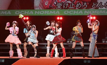 　新曲を披露したＯＣＨＡ　ＮＯＲＭＡ（撮影・持木克友）