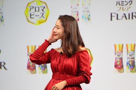 　笑顔を見せる石原さとみ