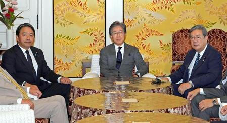 　会談に臨む（左から）国民民主党の榛葉幹事長、立憲民主党の安住幹事長、日本維新の会の中司幹事長＝16日午後、国会