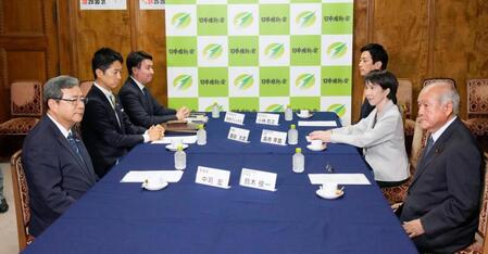 　自民党と日本維新の会が開いた連立政権樹立に向けた政策協議の初会合。（左手前から）日本維新の会の中司幹事長、藤田共同代表、斎藤政調会長、（右手前から）自民党の鈴木幹事長、高市総裁、小林政調会長＝16日午後、国会