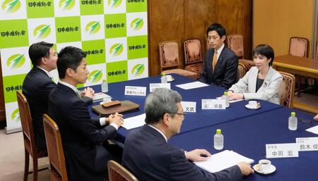 　日本維新の会の藤田共同代表（左から２人目）らとの政策協議に臨む自民党の高市総裁（奥右）ら＝16日午後、国会