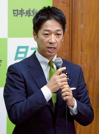 　日本維新の会の両院議員総会であいさつする藤田共同代表＝16日午前、国会