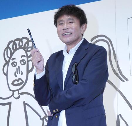 　作品作りで愛用したペンを手に「画伯ポーズ」を笑顔で決める浜田雅功