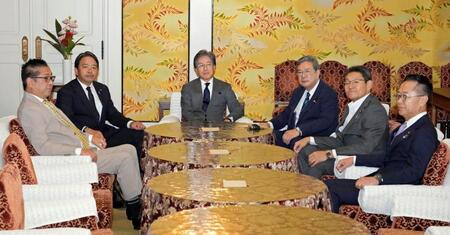 　会談に臨む（左２人目から）国民民主党の榛葉幹事長、立憲民主党の安住幹事長、日本維新の会の中司幹事長ら＝16日午後、国会