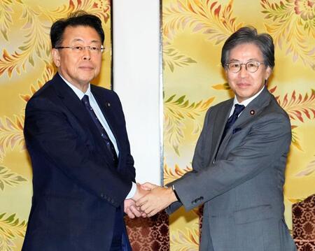 　会談前に握手を交わす立憲民主党の安住幹事長（右）と公明党の西田幹事長＝16日午後、国会