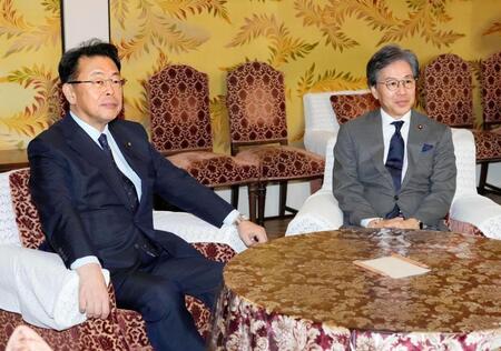 　会談に臨む、立憲民主党の安住幹事長（右）と公明党の西田幹事長＝16日午後、国会