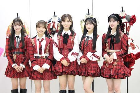　ポーズを決める（左から）ＡＫＢ４８の伊藤百花、倉野尾成美、小栗有以、佐藤綺星、八木愛月