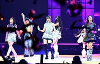 　キャノン砲からテープが放出された中歌うＯＣＨＡ　ＮＯＲＭＡ（撮影・持木克友）