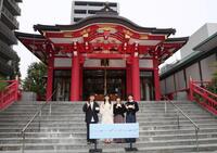 　ヒット祈願を行う（左から）松居大悟監督、南琴奈、杉咲花、板垣李光人（撮影・石井剣太郎）