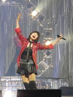 　パフォーマンスを行う山本リンダ