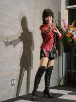 　狙いうちポーズを見せる山本リンダ