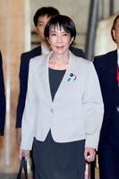 　日本維新の会の藤田共同代表らとの政策協議に向かう自民党の高市総裁＝16日午後、国会