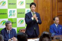 　日本維新の会の両院議員総会であいさつする藤田共同代表＝16日午前、国会