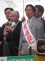 　松原仁候補（左）の支持を訴える横田滋さん＝２００３年