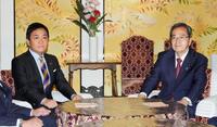 　会談に臨む、国民民主党の玉木代表（左）と公明党の斉藤代表＝16日午後、国会