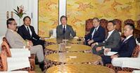　会談に臨む（左２人目から）国民民主党の榛葉幹事長、立憲民主党の安住幹事長、日本維新の会の中司幹事長ら＝16日午後、国会