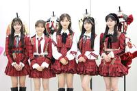 　ポーズを決める（左から）ＡＫＢ４８の伊藤百花、倉野尾成美、小栗有以、佐藤綺星、八木愛月