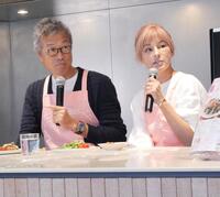 　イベントに出席した梅宮アンナ（右）と世継恭規氏