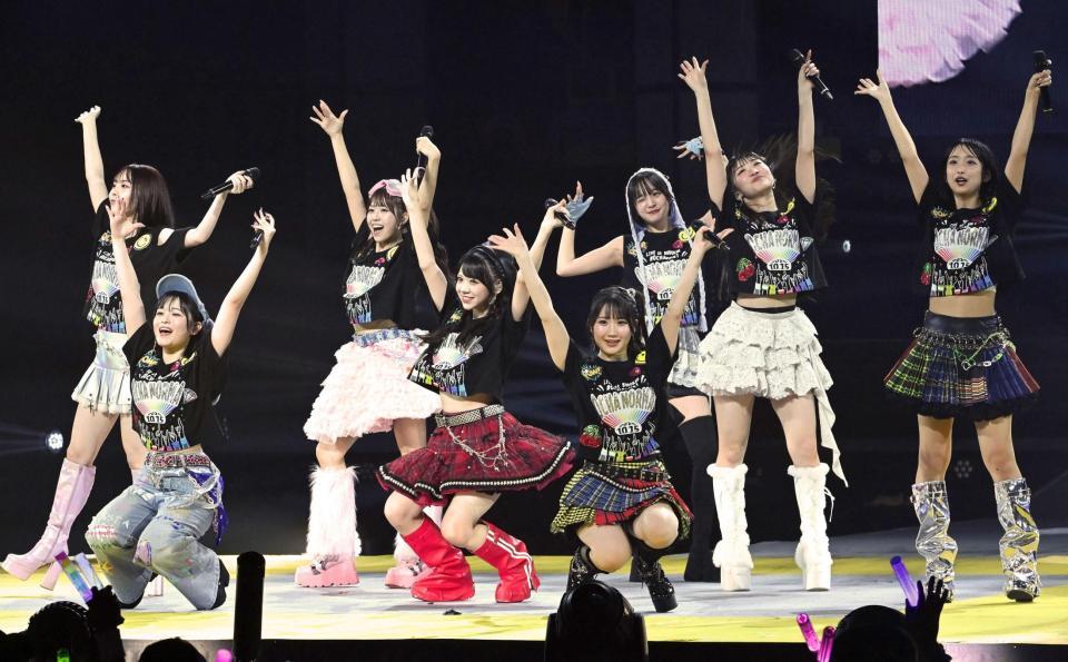 　かわいらしくポーズを決めるＯＣＨＡ　ＮＯＲＭＡ（撮影・持木克友）