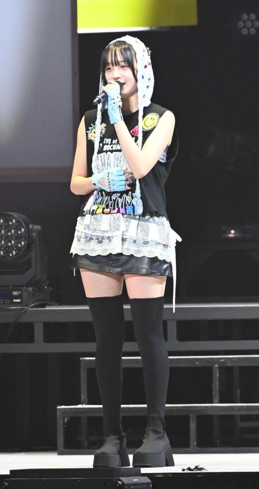 　目を潤ませあいさつするＯＣＨＡ　ＮＯＲＭＡ・斉藤円香（撮影・持木克友）