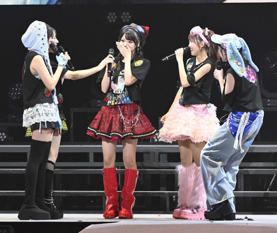 　感極まる米村姫良々（左から３人目）のもとに駆け寄るＯＣＨＡ　ＮＯＲＭＡのメンバー（撮影・持木克友）