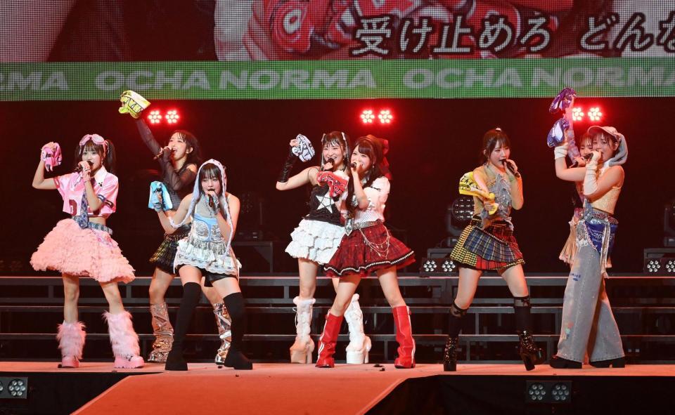 　新曲を披露したＯＣＨＡ　ＮＯＲＭＡ（撮影・持木克友）