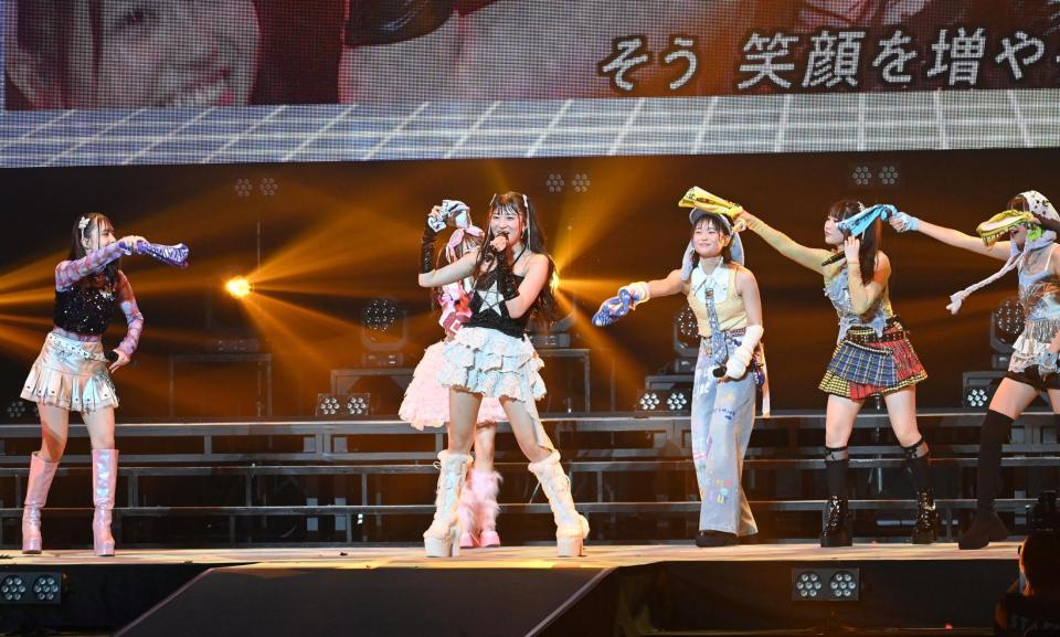 　新曲を披露したＯＣＨＡ　ＮＯＲＭＡ（撮影・持木克友）