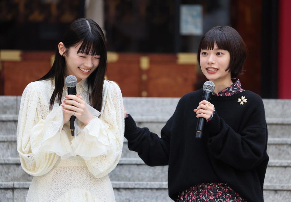 　ヒット祈願を行う南琴奈（左）と杉咲花（撮影・石井剣太郎）