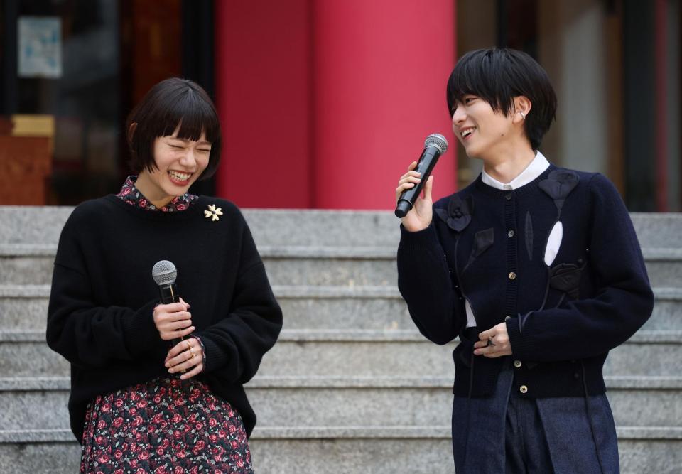 　ヒット祈願を行う杉咲花（左）と板垣李光人（撮影・石井剣太郎）