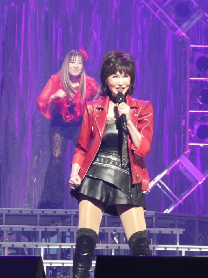 　パフォーマンスを行う山本リンダ