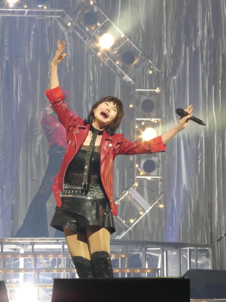 　パフォーマンスを行う山本リンダ