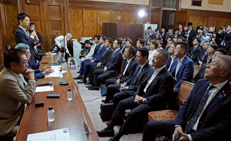 　国会内で開かれた日本維新の会の両院議員総会＝16日午前