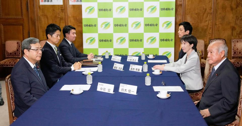 　自民党と日本維新の会が開いた連立政権樹立に向けた政策協議の初会合。（左手前から）日本維新の会の中司幹事長、藤田共同代表、斎藤政調会長、（右手前から）自民党の鈴木幹事長、高市総裁、小林政調会長＝16日午後、国会