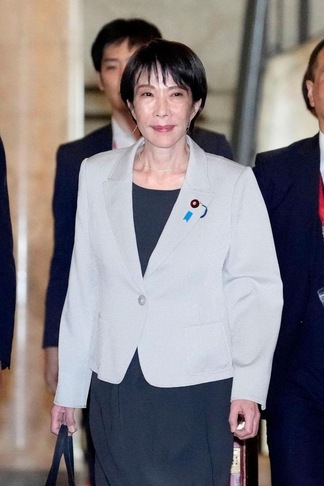 　日本維新の会の藤田共同代表らとの政策協議に向かう自民党の高市総裁＝16日午後、国会