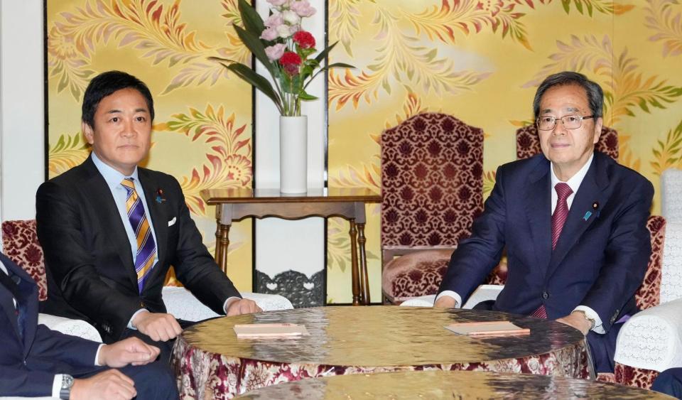 　会談に臨む、国民民主党の玉木代表（左）と公明党の斉藤代表＝16日午後、国会