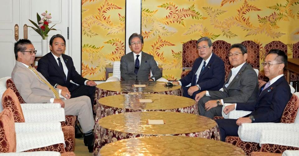 　会談に臨む（左２人目から）国民民主党の榛葉幹事長、立憲民主党の安住幹事長、日本維新の会の中司幹事長ら＝16日午後、国会