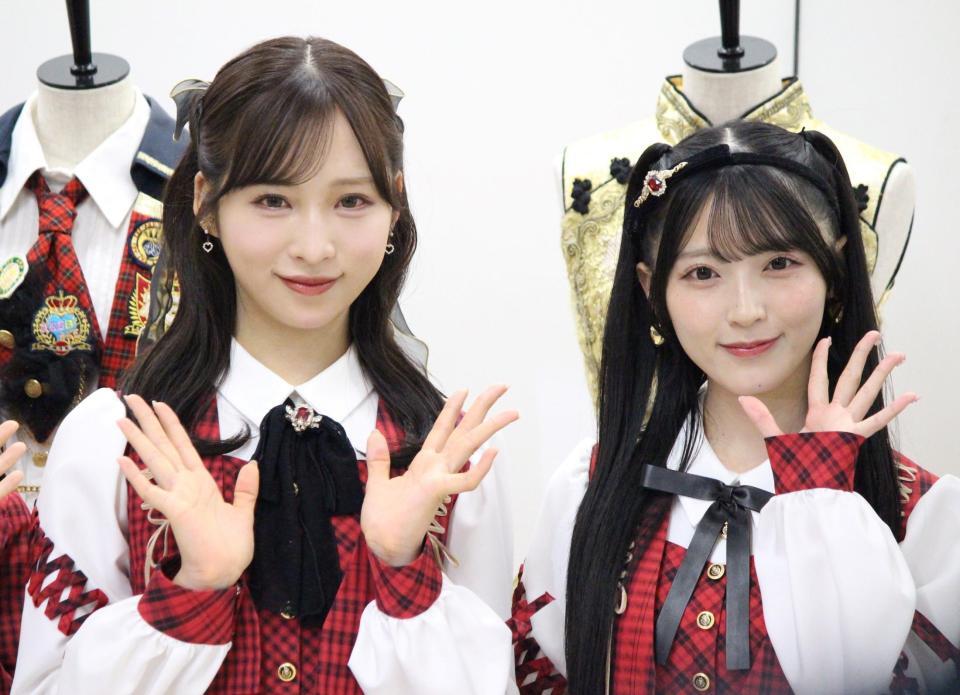 　手を振るＡＫＢ４８の小栗有以（左）と佐藤綺星