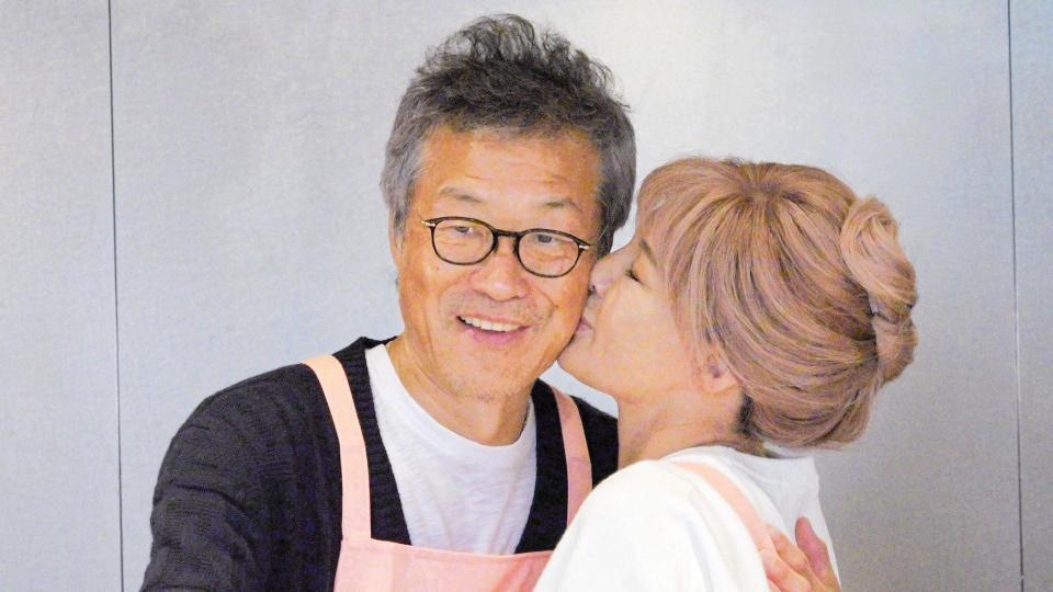 　夫の世継恭規氏（左）にキスをする梅宮アンナ