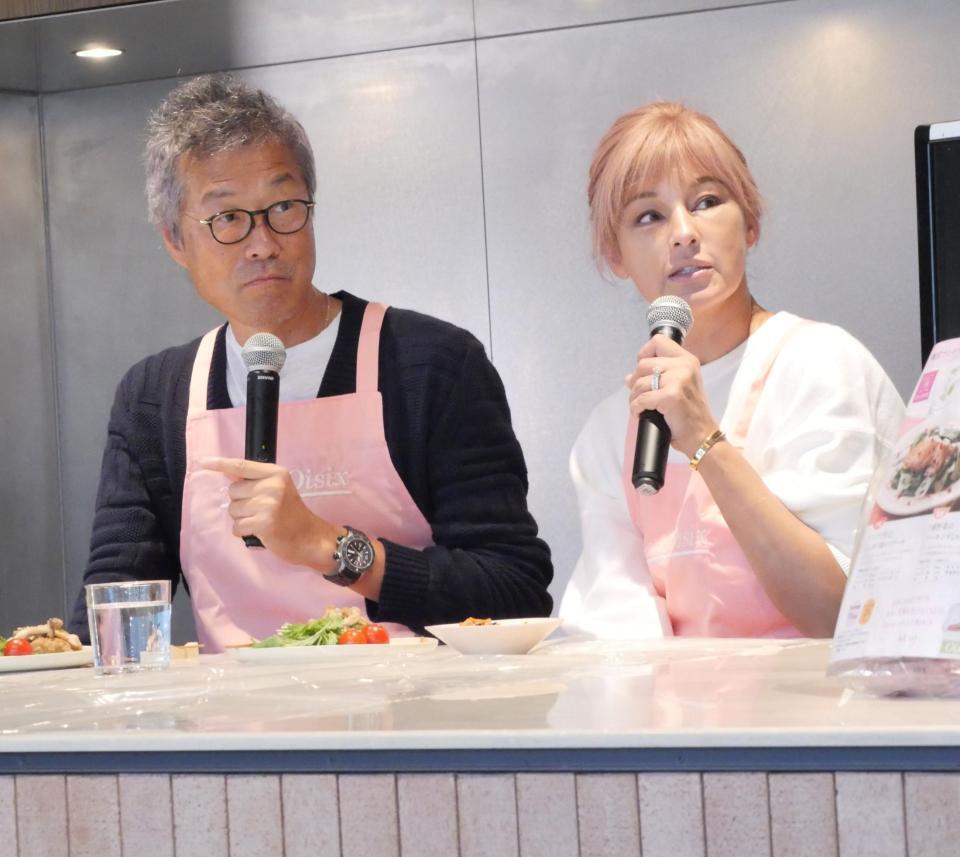 　イベントに出席した梅宮アンナ（右）と世継恭規氏