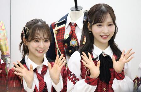 　手を振るＡＫＢ４８の倉野尾成美（左）と小栗有以